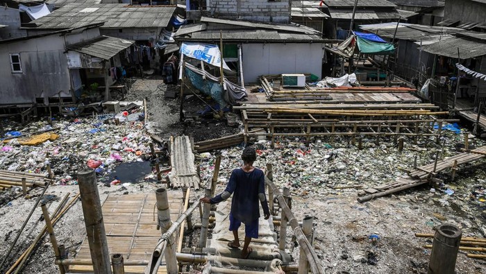 Penuntasan penanganan sampah di Kampung Dadap Warga berjalan di tanggul laut Kampung Dadap yang dipenuhi sampah di Kosambi, Kabupaten Tangerang, Banten, Minggu (24/11/2024). Kesatuan Perempuan Pesisir Indonesia (KPPI) meminta pemerintah setempat menuntaskan masalah penanganan sampah di Kampung Dadap Tangerang dengan menyediakan layanan pengelolaan sampah untuk meningkatkan kebersihan dan kesehatan lingkungan. ANTARA FOTO/Sulthony Hasanuddin/agr