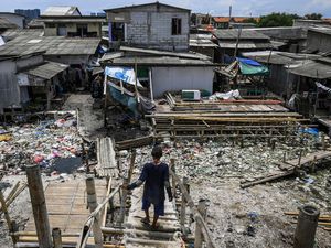 Potret Lautan Sampah di Kampung Dadap