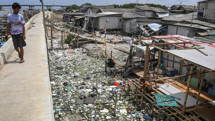 Penuntasan penanganan sampah di Kampung Dadap Warga berjalan di tanggul laut Kampung Dadap yang dipenuhi sampah di Kosambi, Kabupaten Tangerang, Banten, Minggu (24/11/2024). Kesatuan Perempuan Pesisir Indonesia (KPPI) meminta pemerintah setempat menuntaskan masalah penanganan sampah di Kampung Dadap Tangerang dengan menyediakan layanan pengelolaan sampah untuk meningkatkan kebersihan dan kesehatan lingkungan. ANTARA FOTO/Sulthony Hasanuddin/agr