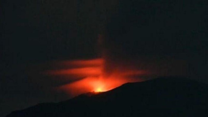 PGA melaporkan pada Ahad (24/11/2024) dini hari sekitar pukul 00.55 WIT, gunung itu kembali mengeluarkan sinar api setinggi 350 meter di atas puncak gunung (ANTARA/Abdul Fatah)