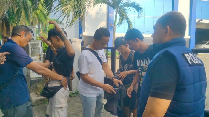Polisi menangkap puluhan pengaman seusai viral turis cuhat dipalak di Bogor