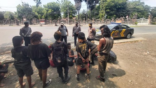 Polisi mengamankan 14 anak jalanan yang tidak membawa tanda identitas diri di Kelurahan Gilimanuk, Kabupaten Jembrana, Bali, Minggu (24/11/2024). (Foto: Dok. Polsek Gilimanuk)
