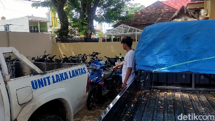 Polisi mengamankan motor (warna biru) yang dikemudikan wanita di Maros.