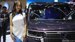 Potret SPG Pemanis GAIKINDO Jakarta Auto Week 2024