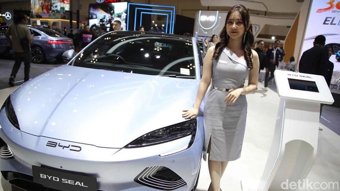Potret SPG Pemanis GAIKINDO Jakarta Auto Week 2024 Pameran otomotif selalu menghadirkan Sales Promotion Girl. Begini potret SPG di GAIKINDO Jakarta Auto Week 2024.