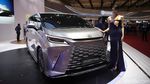 Potret SPG Pemanis GAIKINDO Jakarta Auto Week 2024