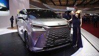 SPG siap menyambut pengunjung yang datang.