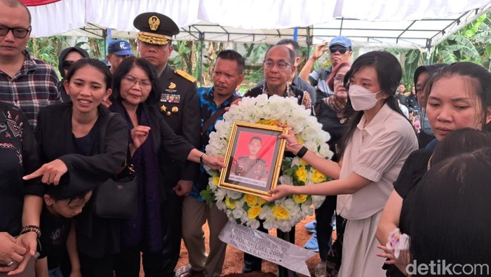 Proses pemakaman AKP Ryanto Ulil Anshar di Makassar.