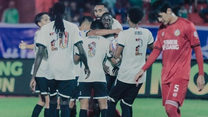 PSM Makassar selebrasi merayakan gol ke gawang Semen Padang pada laga Liga 1 2024/2025 di Stadion Haji Agus Salim.