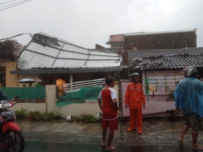 Puluhan rumah di Kelurahan Joglo, Banjarsari, Kota Solo, terdampak angin kencang saat hujan deras, Minggu (24/11/2024) sore.