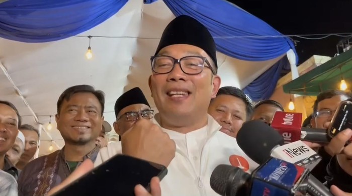 Ridwan Kamil saat menunjukkan bekas cakaran yang diterimanya selama kampanye di Jakarta (Taufiq/detikcom)