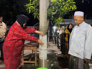 Sambut dengan Hangat, Warga Konang Tak Lupa dengan Sumur Bor Bantuan Risma
