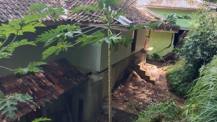 Rumah rusak akibat pergerakan tanah di Cianjur