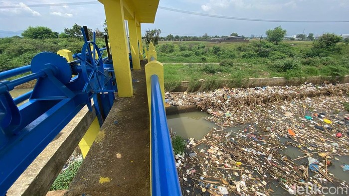 Sampah di Bendungan Bugel.