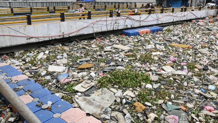 Sampah menumpuk di bawah jembatan Kali Dadap, Kosambi, Kabupaten Tangerang, Banten, Minggu (24/11/2024). Kali tersebut dipenuhi sampah yang tersumbat sehingga menimbulkan bau tak sedap dan berpotensi menyebarkan penyakit bagi warga sekitar. ANTARA FOTO/ Sulthony Hasanuddin/tom.