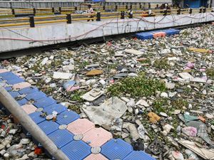 Sampah Menumpuk di Kali Dadap Tangerang