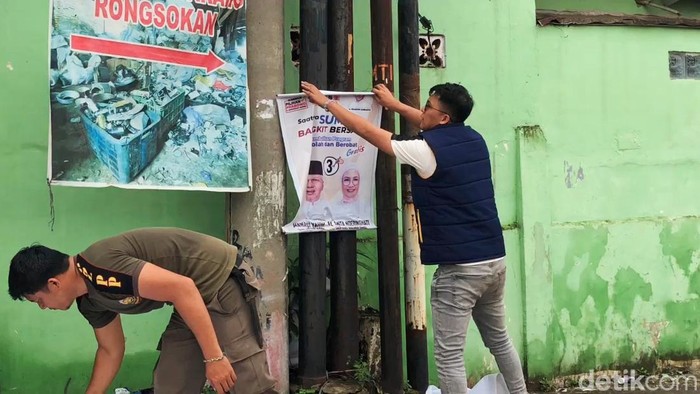 Satpol PP Palembang tertibkan APK di jalan protokol.