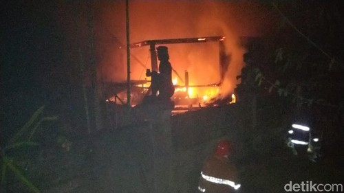 Satu vila di Karangasem terbakar karena tersambar petir.