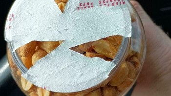 Entah yang salah orang-orang karena gak paham cara bukannya, atau emang tutupnya terlalu lengket. Foto: (Bored Panda).