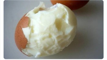 Iya lagi, ketika buka telur rebus tidak semulus itu. Terkadang cangkangnya terlalu menemel. Foto: (Bored Panda). Foto: (Bored Panda).