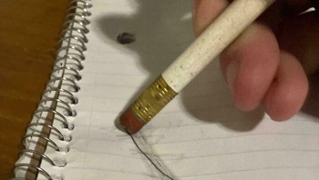Bukannya bersih, penghapus yang kita pakai malah bikin kertas kotor. Foto: (Bored Panda).