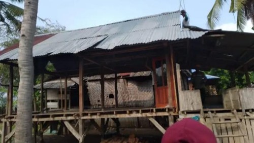 Seorang warga di Bima membongkar rumah karena diusir kepala desa lantaran beda pilihan di Pilkada Bima, Minggu (24/11/2024).