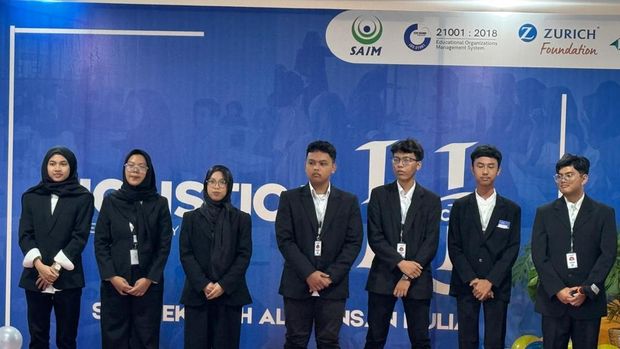 Siswa SMA Sekolah Alam Insan Mulia dalam Persentasi Bisnis
