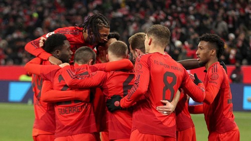 Soccer Football - Bundesliga - Bayern Munich v FC Augsburg - Allianz Arena, Munich, Germany - November 22, 2024 Bayern Munichs Harry Kane celebrates scoring their first goal with teammates REUTERS/Leonhard Simon DFL REGULATIONS PROHIBIT ANY USE OF PHOTOGRAPHS AS IMAGE SEQUENCES AND/OR QUASI-VIDEO.