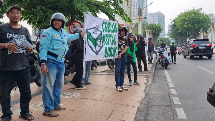 Spanduk Coblos Kotak Kosong Dibentangkan Saat Masa Tenang