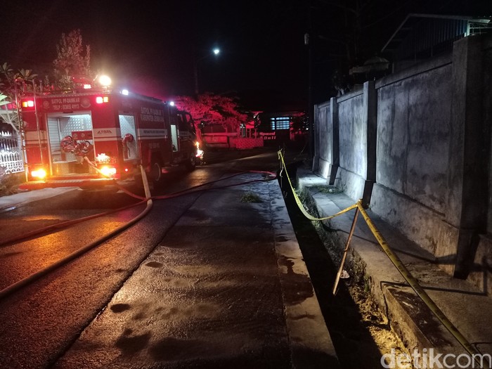 SPBU Pertamina 54.822.03 Loloan Timur Kecamatan Jembrana, Kabupaten Jembrana, Bali mengalami kebocoran pipa dan memenuhi got di sekitar SPBU, Minggu (24/11/2024). (I Putu Adi Budiastrawan/detikBali)