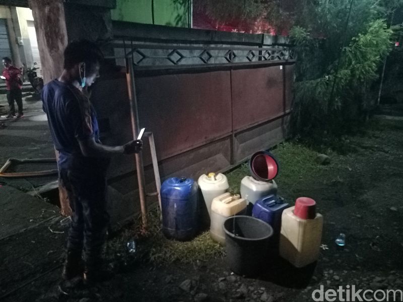 SPBU Pertamina 54.822.03 Loloan Timur Kecamatan Jembrana, Kabupaten Jembrana, Bali mengalami kebocoran pipa dan memenuhi got di sekitar SPBU, Minggu (24/11/2024). (I Putu Adi Budiastrawan/detikBali)