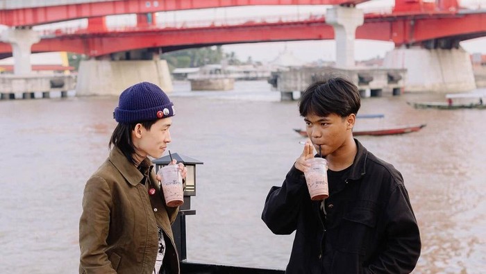 Suasana ngopi di Kopi 16 Pro, bisa melihat view Jembatan Ampera Palembang.
