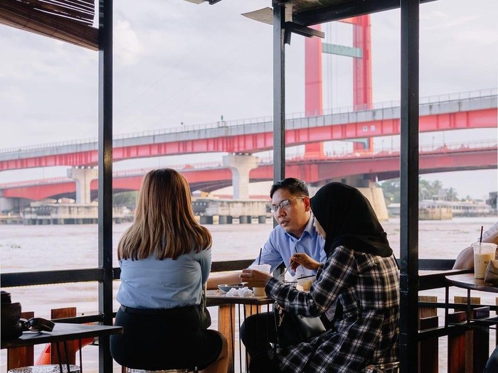 Suasana ngopi di Kopi 16 Pro, bisa melihat view Jembatan Ampera Palembang.