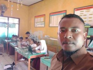 Kisah Guru Honorer 16 Tahun Mengajar di SD Pelosok Gunung Tambora