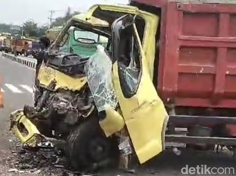 Tabrakan bus dan truk di simpang empat Tegalyoso, Kabupaten Klaten, Minggu (24/11/2024) siang.