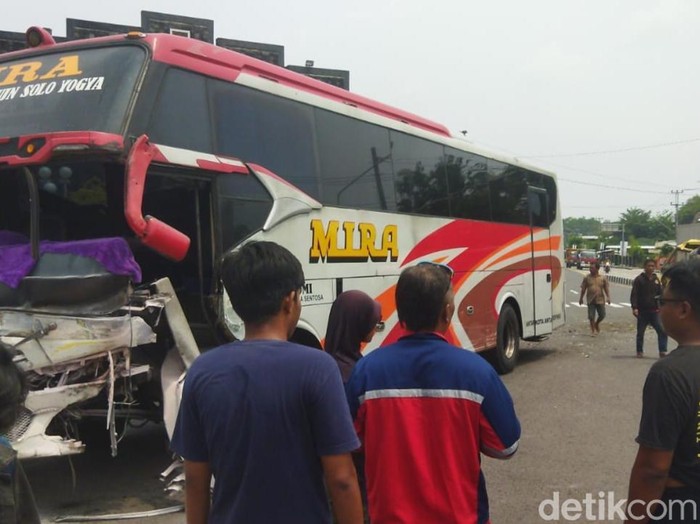 Tabrakan bus dan truk di simpang empat Tegalyoso, Kabupaten Klaten, Minggu (24/11/2024) siang.