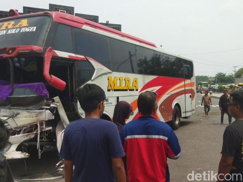 Tabrakan bus dan truk di simpang empat Tegalyoso, Kabupaten Klaten, Minggu (24/11/2024) siang.