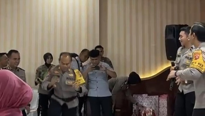 Tangkapan layar AKP Dadang Iskandar saat berjoget riang di Polres Solok Selatan