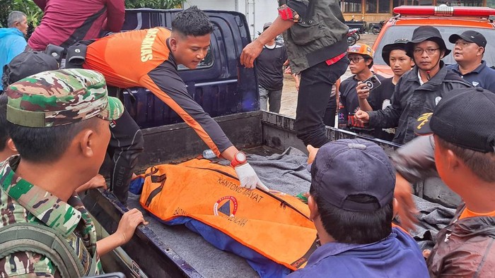 Tim Basarnas Lampung saat mengevakuasi nelayan tenggelam di Danau Ranau.