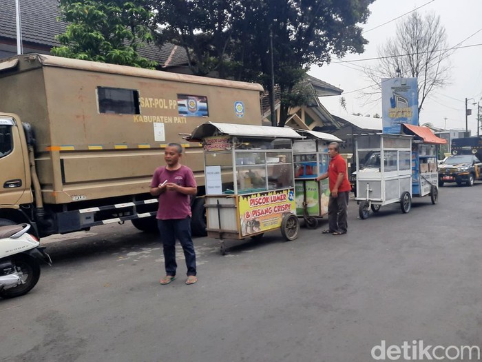 Truk Satpol PP diparkir di lokasi para PKL berjualan di barat Pendopo atau sekitar Alun-alun Pati, Minggu (24/11/2024).