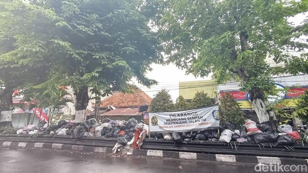 Tumpukan sampah di median Jalan Affandi Demangan pada Minggu (24/11/2024).