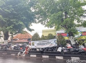 Tumpukan Sampah Muncul Lagi di Taman Pembatas Jalan Affandi Jogja