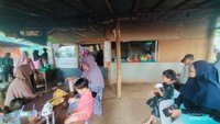 Bagian depan kedai dengan beberapa kursi dan meja dari bambu