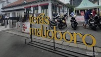 Foto didepan Teras Malioboro sebuah pusat perbelanjaan di Malioboro