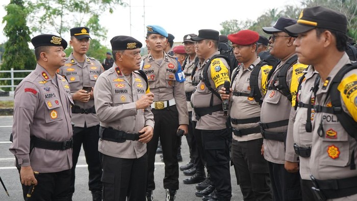 Wakapolda Riau saat cek personel di Mapolres Siak