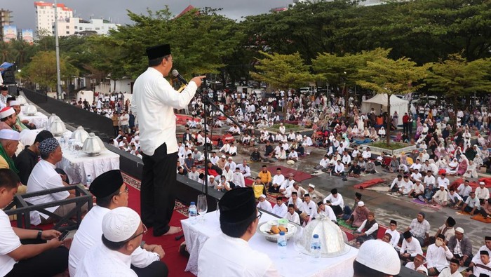 Wali Kota Makassar Danny Pomanto mengikuti salat subuh berjemaah di Anjungan Losari.