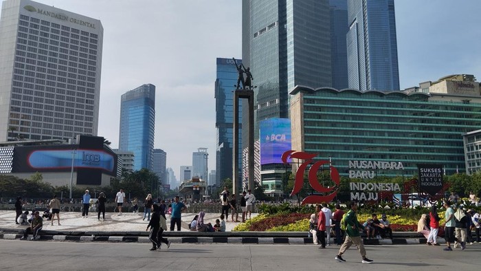Warga tetap olahraga di Bundaran HI meski CFD ditiadakan hari ini (Maulana/detikcom)