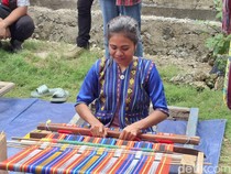 Kisah Penenun di Kupang Meraup Jutaan dari Sarung dan Selendang
