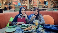 Eks news anchor tersebut kini lebih sering menghabiskan waktu bersama teman-temannya. Menyantap makanan bergaya Nusantara menjadi comfort food untuk bertemu temannya. Foto: Instagram/zedasalim