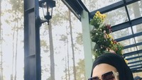 Sesekali ia pergi ke kafe yang cantik dengan pemandangan asri. Minuman yang manis menyegarkan dipesan oleh Zeda. Foto: Instagram/zedasalim
